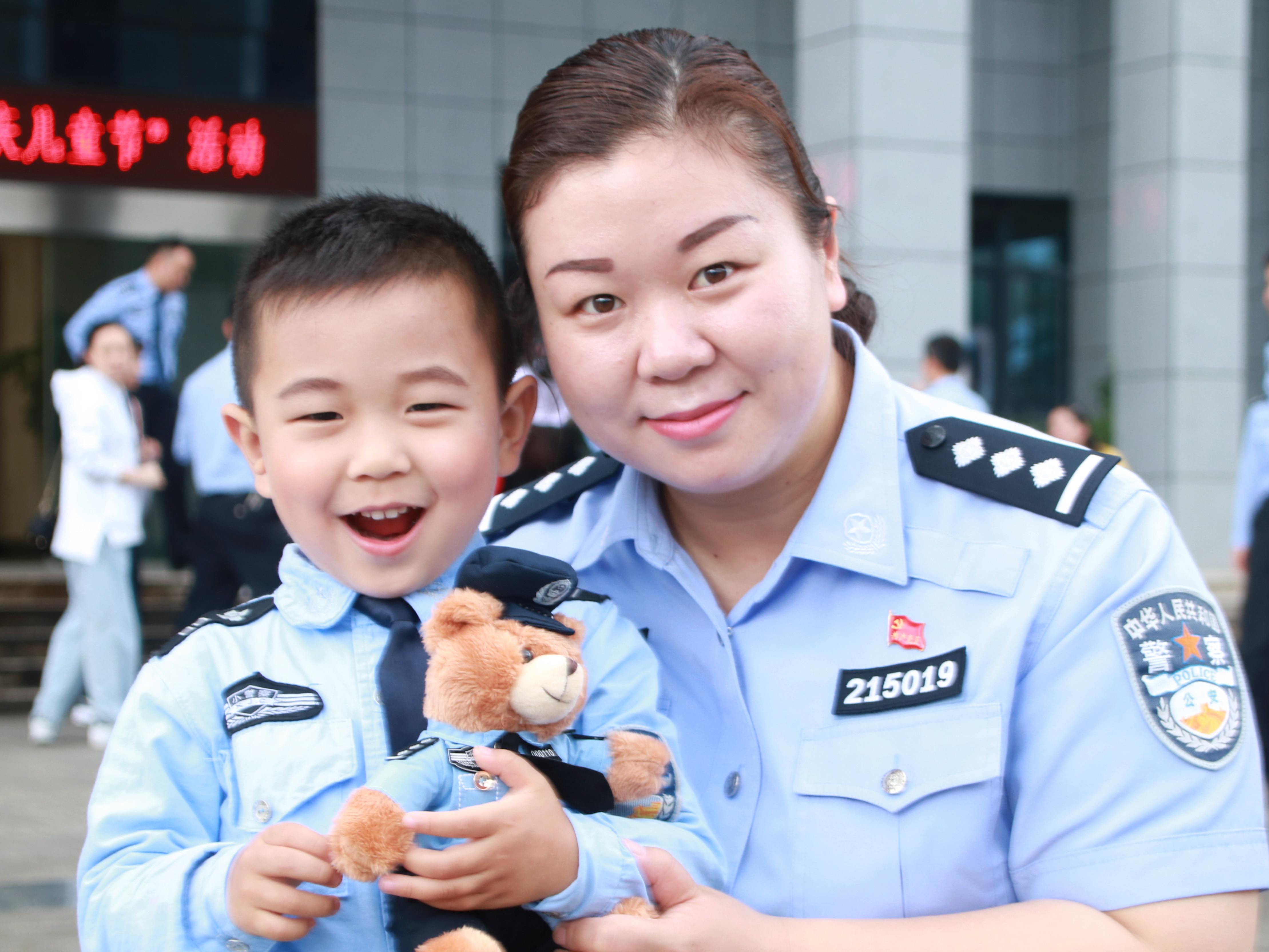 警宝与警妈合影.JPG 警宝与警妈合影.JPG