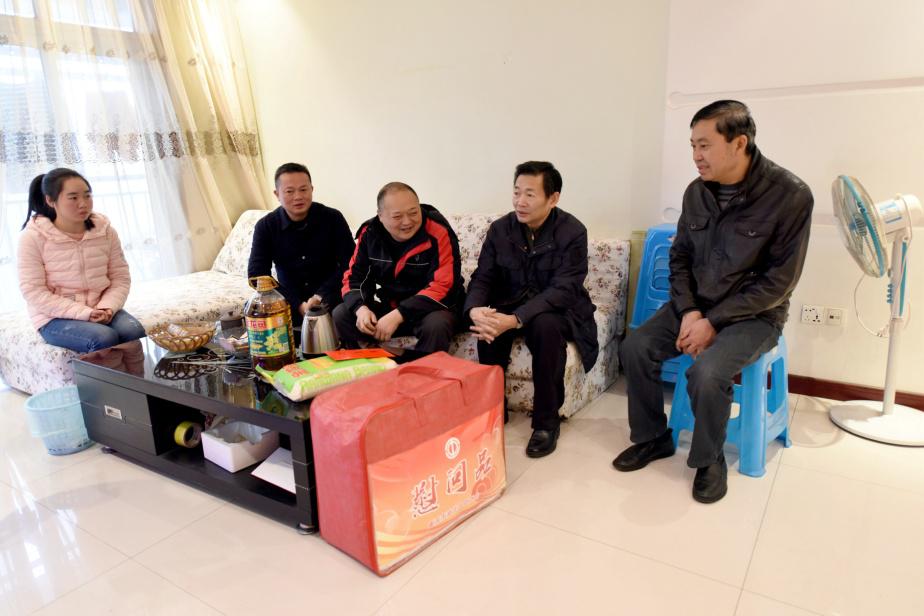 区政协副主席龙图入户慰问困难职工1.jpg 区政协副主席龙图入户慰问困难职工1.jpg