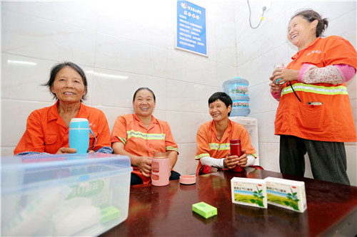 重庆万盛城区盛兴路附近的的户外劳动者驿站,环卫工人正在驿站纳凉休息、饮水解渴-2(王泸州 摄)_副本.jpg 重庆万盛城区盛兴路附近的的户外劳动者驿站,环卫工人正在驿站纳凉休息、饮水解渴-2(王泸州 摄)_副本.jpg