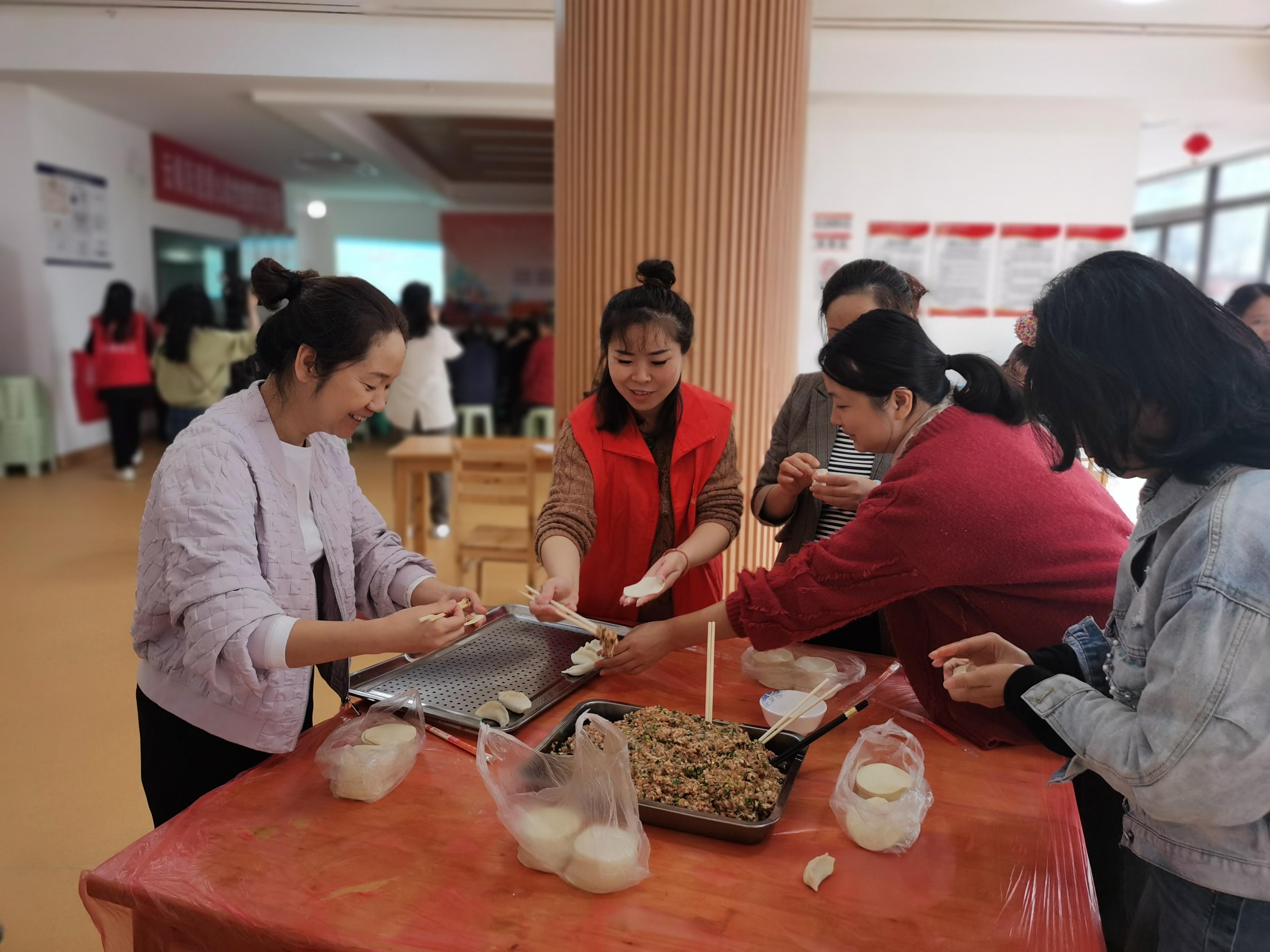 开州区云枫街道总工会开展“情暖重阳 爱心助困”活动3.jpg 开州区云枫街道总工会开展“情暖重阳 爱心助困”活动3.jpg