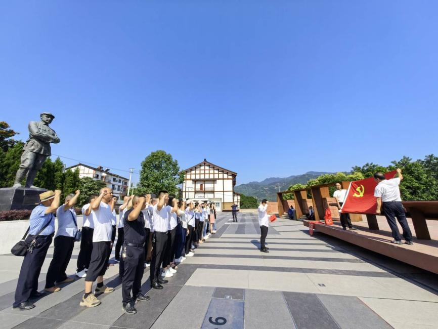 “学刘帅品德 向元帅致敬”暨“庆七一”主题党日活动2.jpg “学刘帅品德 向元帅致敬”暨“庆七一”主题党日活动2.jpg