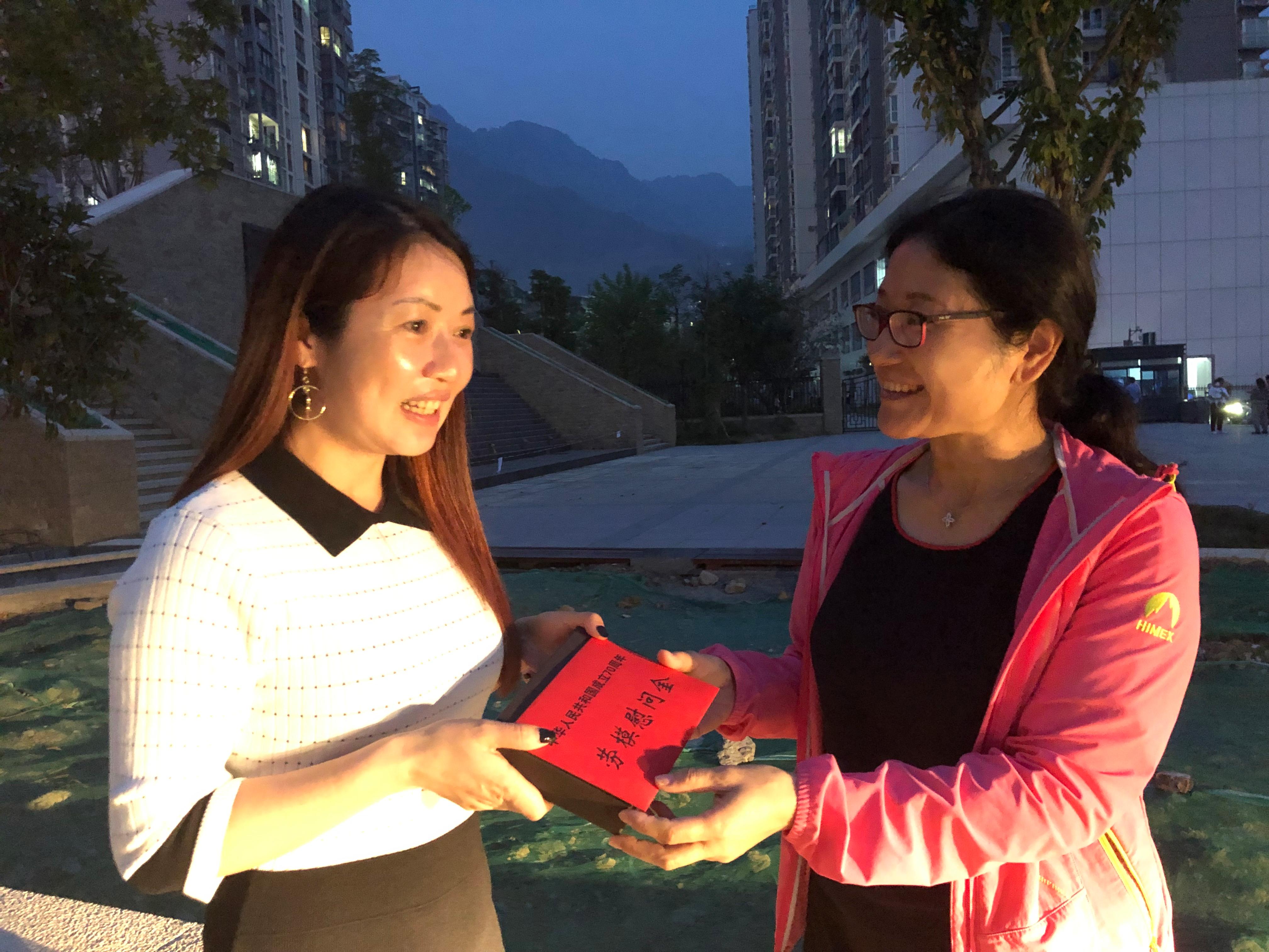 慰问劳模2.jpg 慰问劳模2.jpg