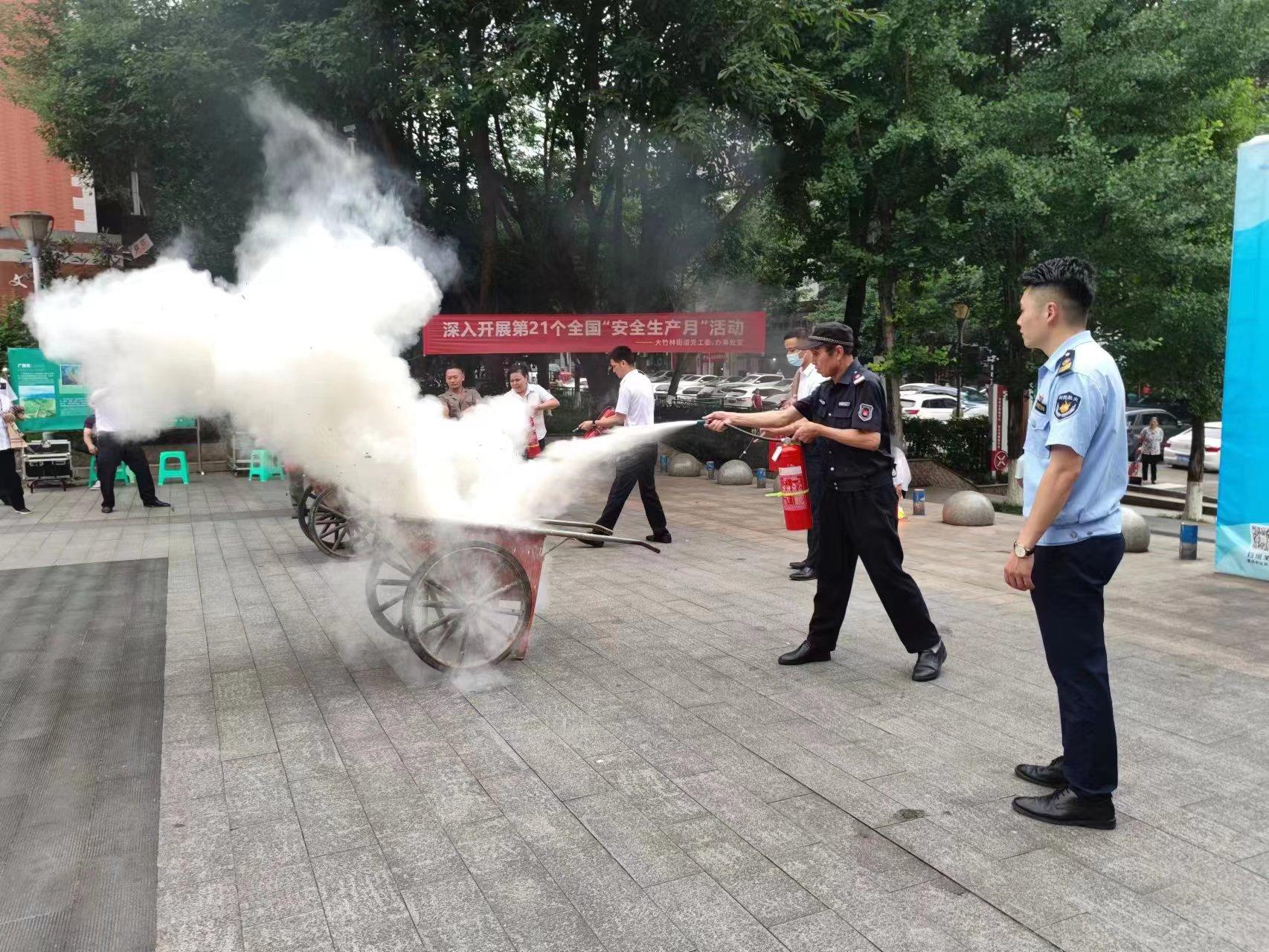 水竹苑社区联合工会组织消防安全应急逃生演练.jpg 水竹苑社区联合工会组织消防安全应急逃生演练.jpg