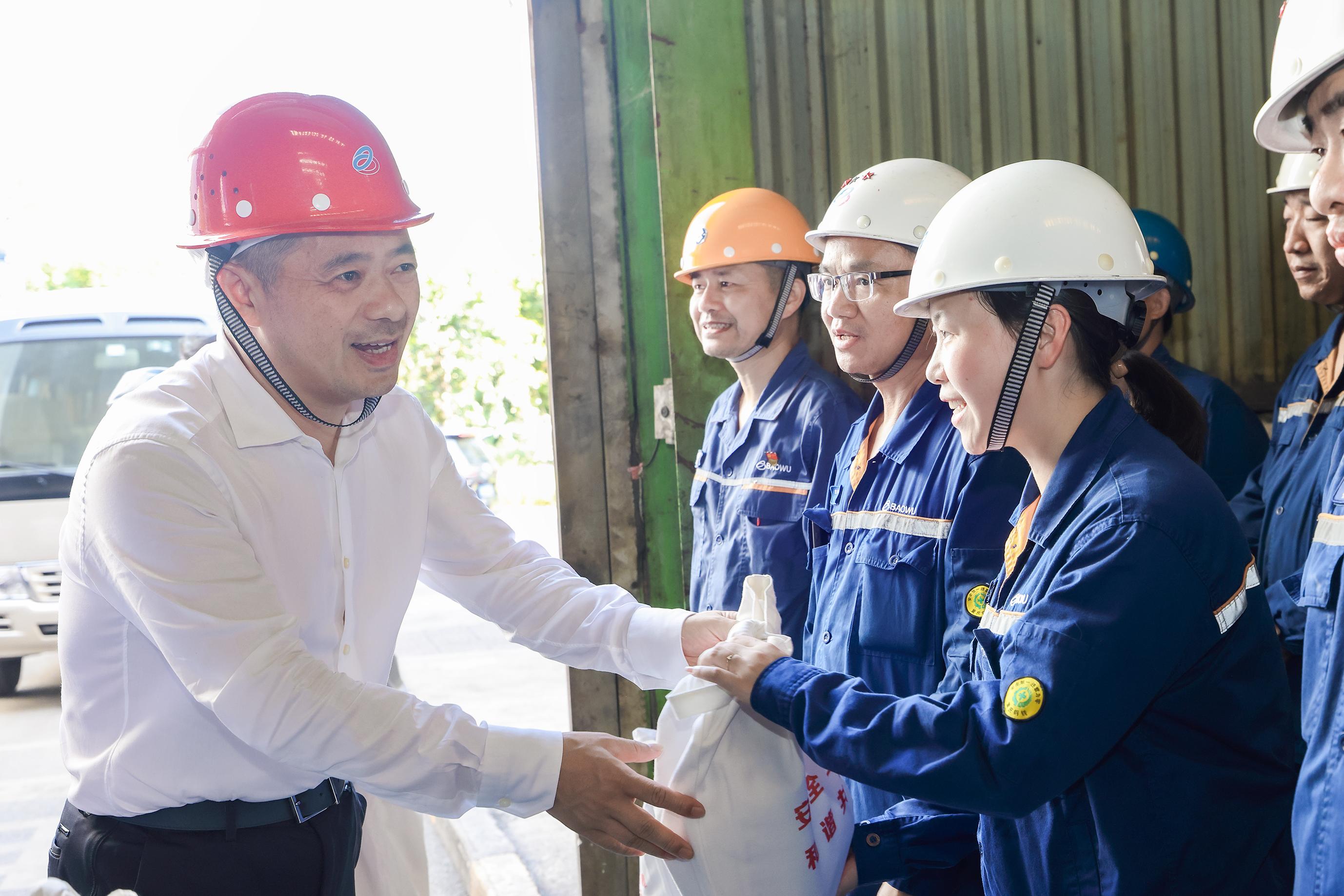 区委书记送清凉1.jpg 区委书记送清凉1.jpg