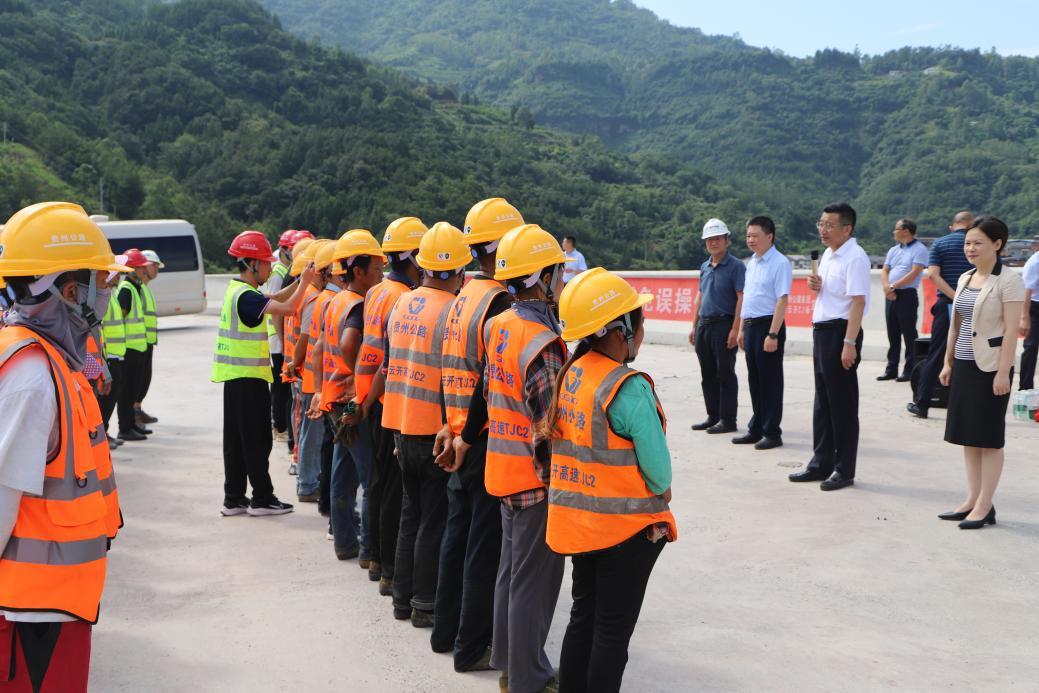 开州区委书记率队检查高温天气安全生产工作并看望慰问一线工作人员4.jpg 开州区委书记率队检查高温天气安全生产工作并看望慰问一线工作人员4.jpg