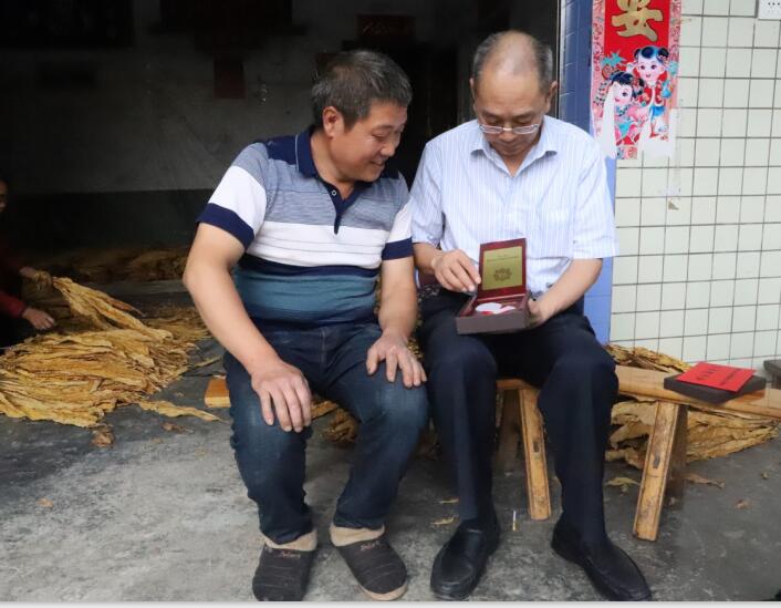 慰问劳模3.jpg 慰问劳模3.jpg