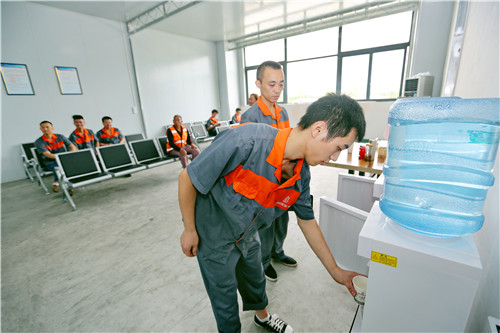 重庆万盛平山产业园区高科幕墙门窗有限公司生产车间内的工会劳动者驿站,工人在此纳凉休息、饮水解渴-1(王泸州 摄)_副本.jpg 重庆万盛平山产业园区高科幕墙门窗有限公司生产车间内的工会劳动者驿站,工人在此纳凉休息、饮水解渴-1(王泸州 摄)_副本.jpg