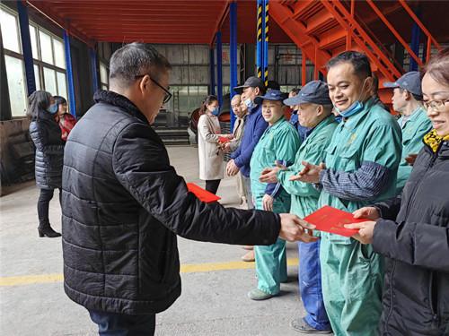 杨军波、李书记慰问万丰塑胶一线职工_副本.jpg 杨军波、李书记慰问万丰塑胶一线职工_副本.jpg