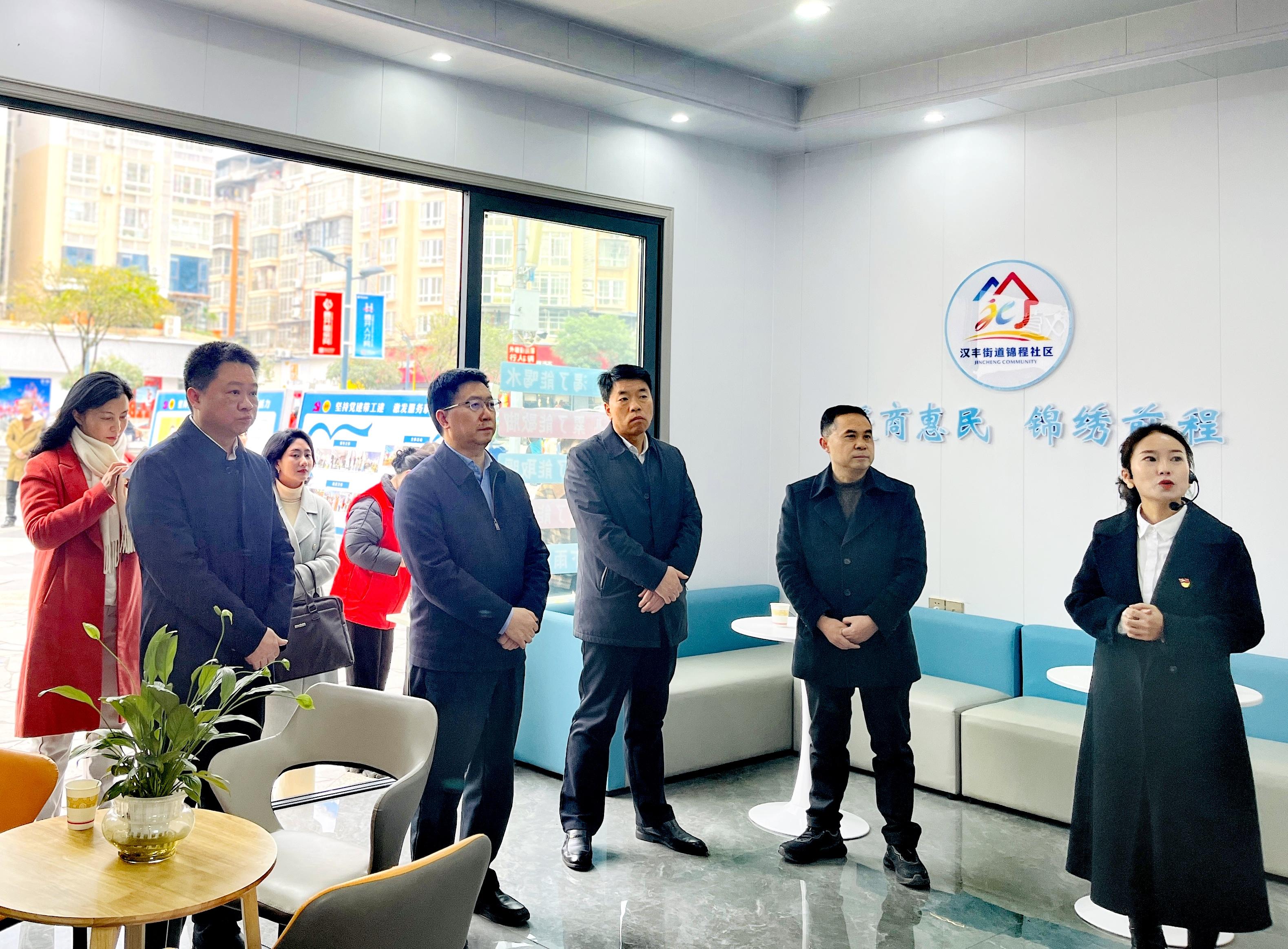 市总工会党组书记余季平一行到开州区送温暖并开展调研活动1.jpg 市总工会党组书记余季平一行到开州区送温暖并开展调研活动1.jpg