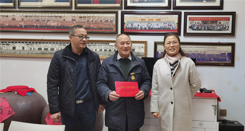 杨军波、李书记慰问劳模贾紫焰_副本.jpg 杨军波、李书记慰问劳模贾紫焰_副本.jpg