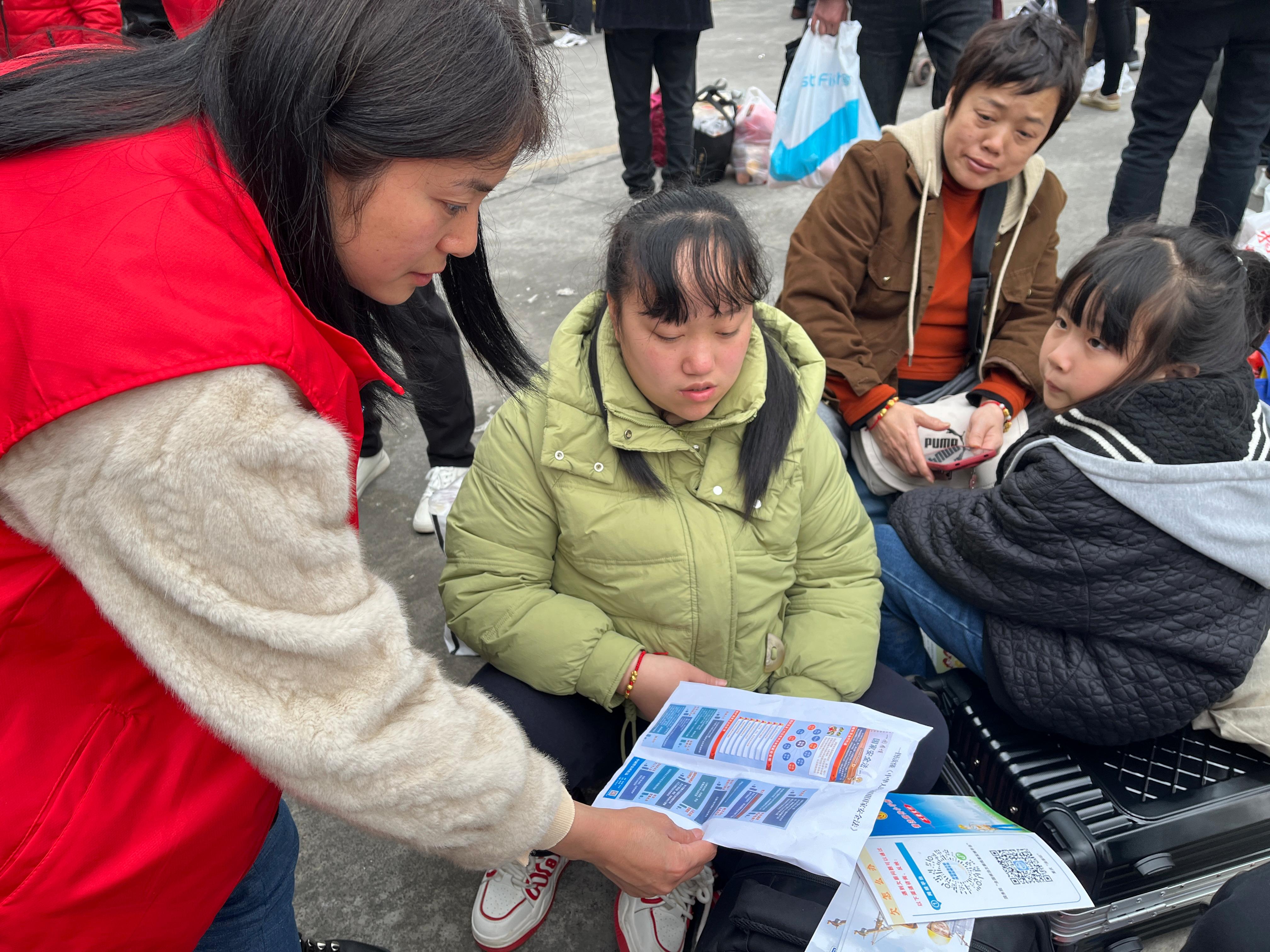 开州区总工会开展“春风送法律 平安万里”普法宣传活动3.jpg 开州区总工会开展“春风送法律 平安万里”普法宣传活动3.jpg