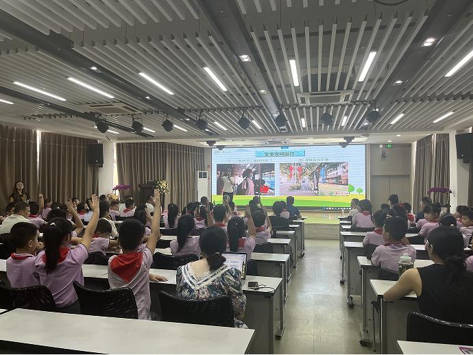 公交小蜜蜂进校园 共建安全绿色出行环境(配图).png 公交小蜜蜂进校园 共建安全绿色出行环境(配图).png