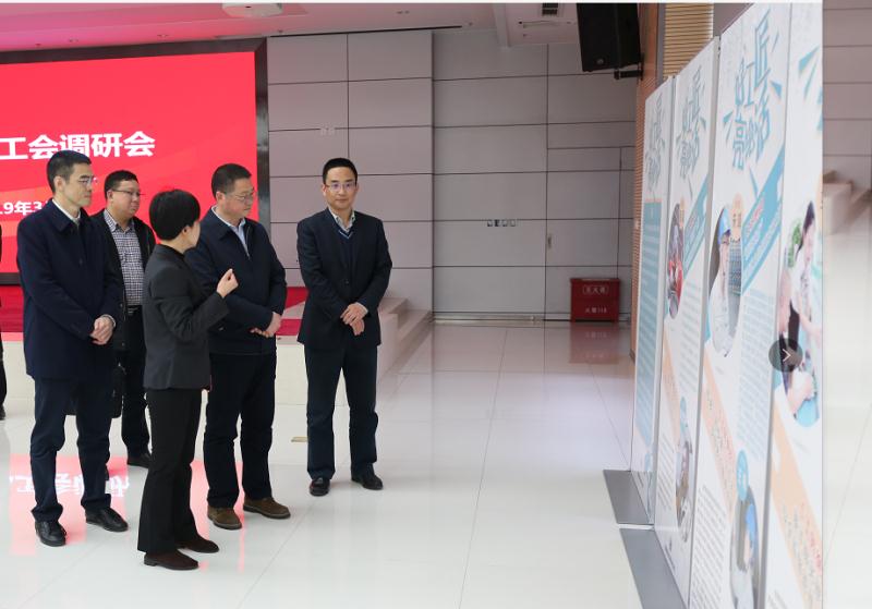 参观好工匠展.jpg 参观好工匠展.jpg