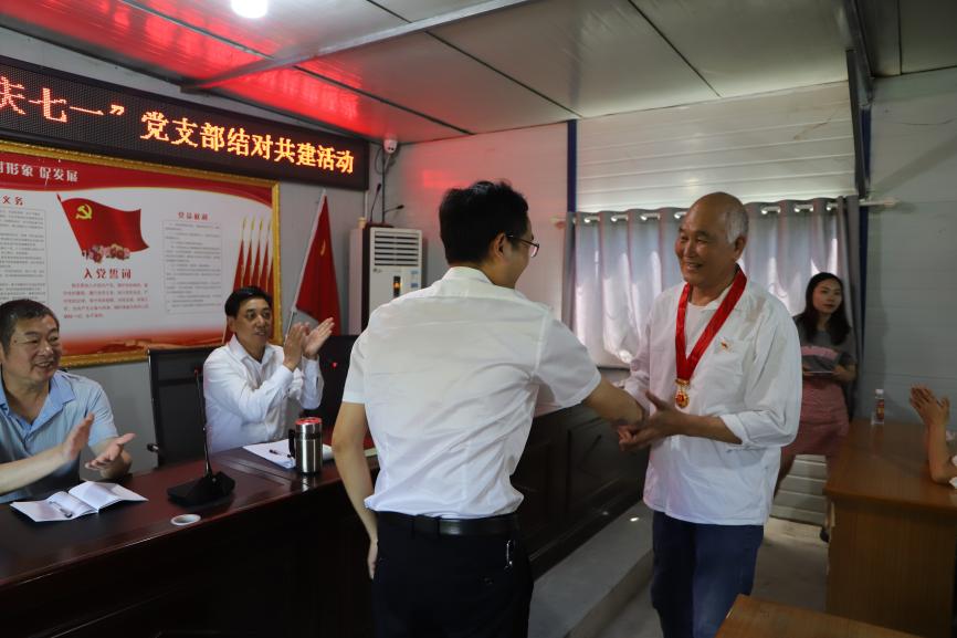 “学刘帅品德 向元帅致敬”暨“庆七一”主题党日活动5.jpg “学刘帅品德 向元帅致敬”暨“庆七一”主题党日活动5.jpg