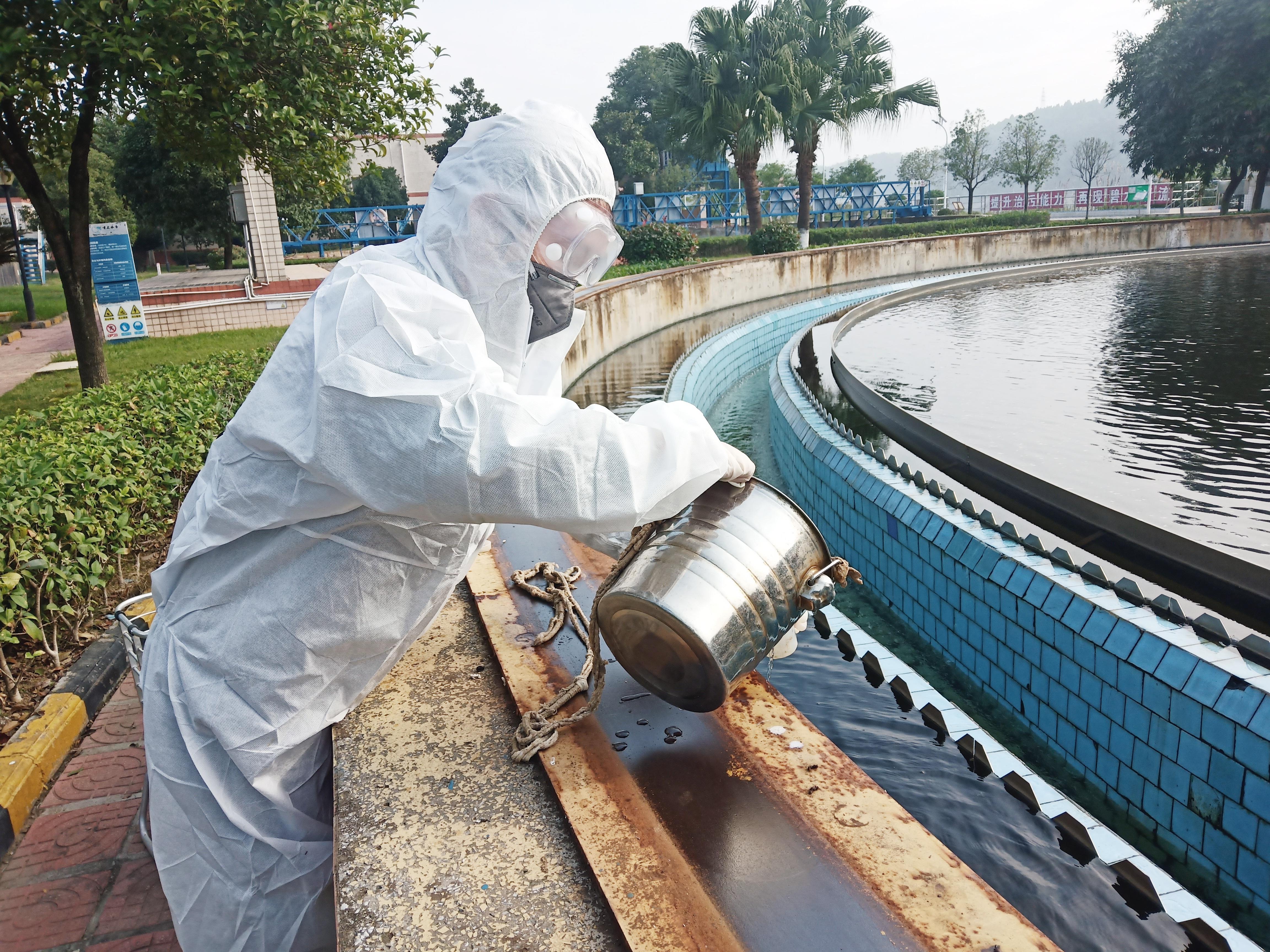 邱悦在二沉池取水样.jpg 邱悦在二沉池取水样.jpg