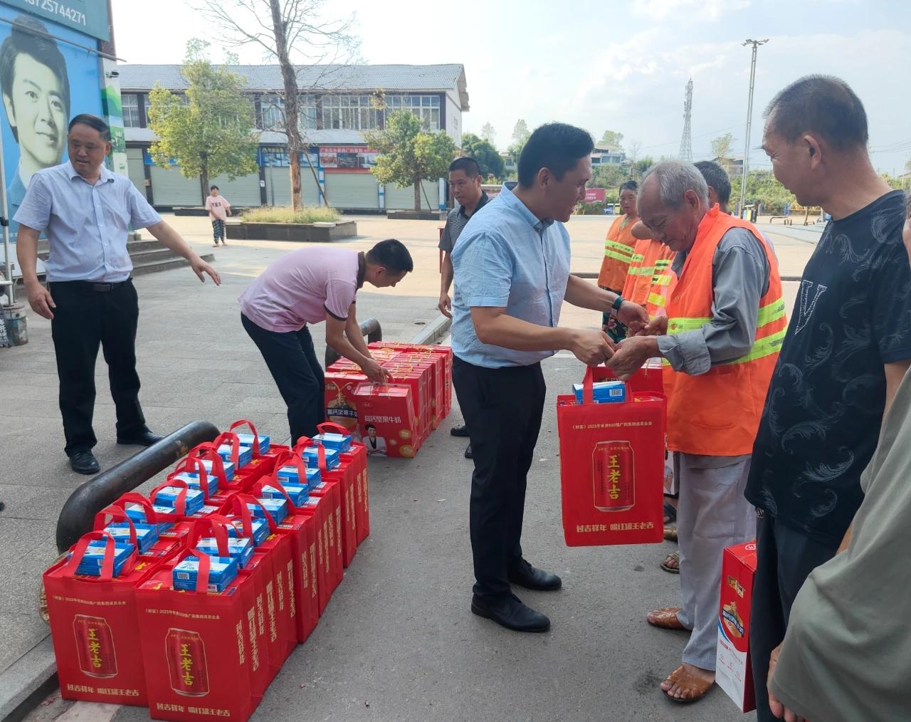 高温慰问环卫送清凉.jpg 高温慰问环卫送清凉.jpg