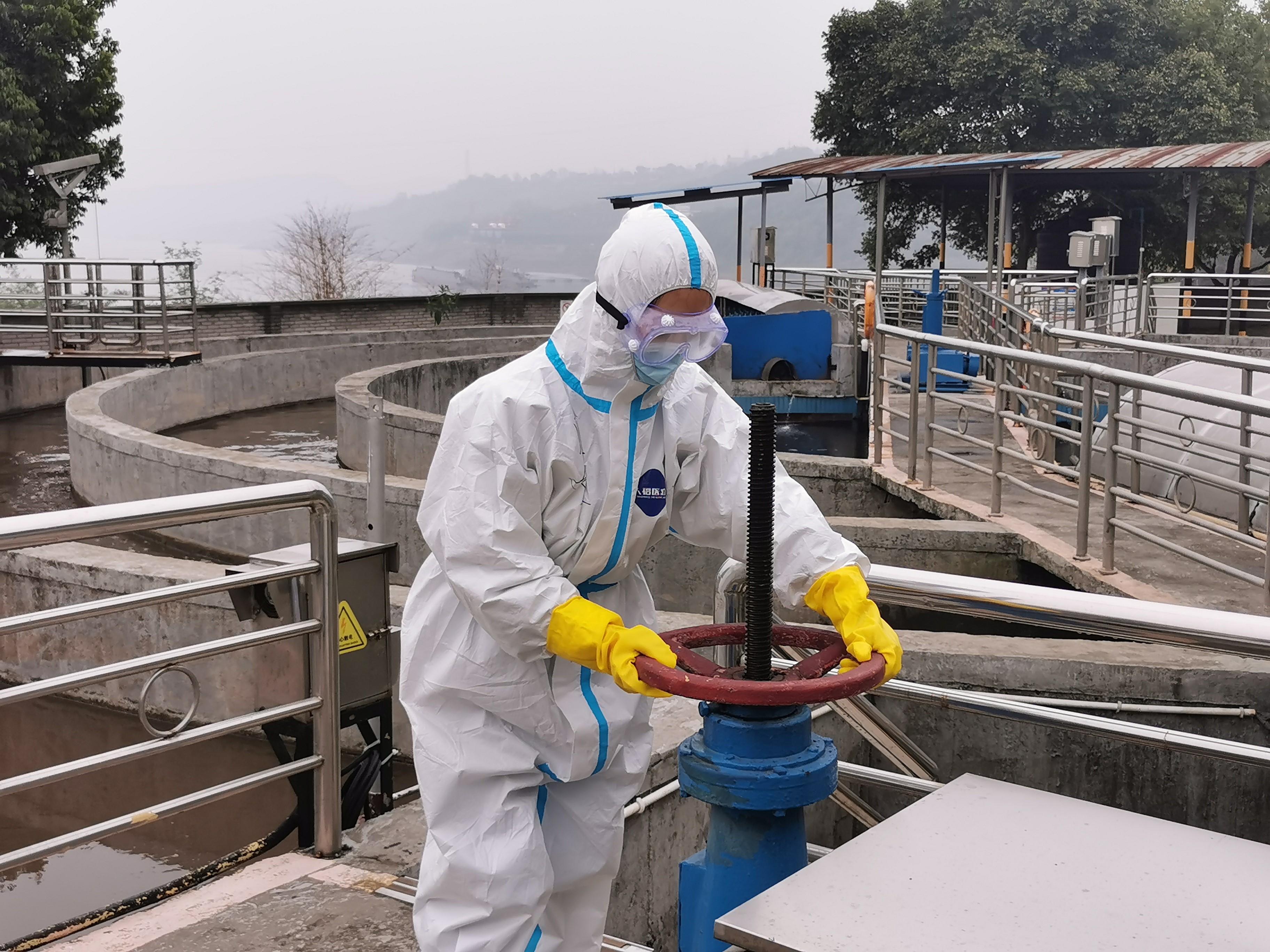 周媛在操作设备.jpg 周媛在操作设备.jpg