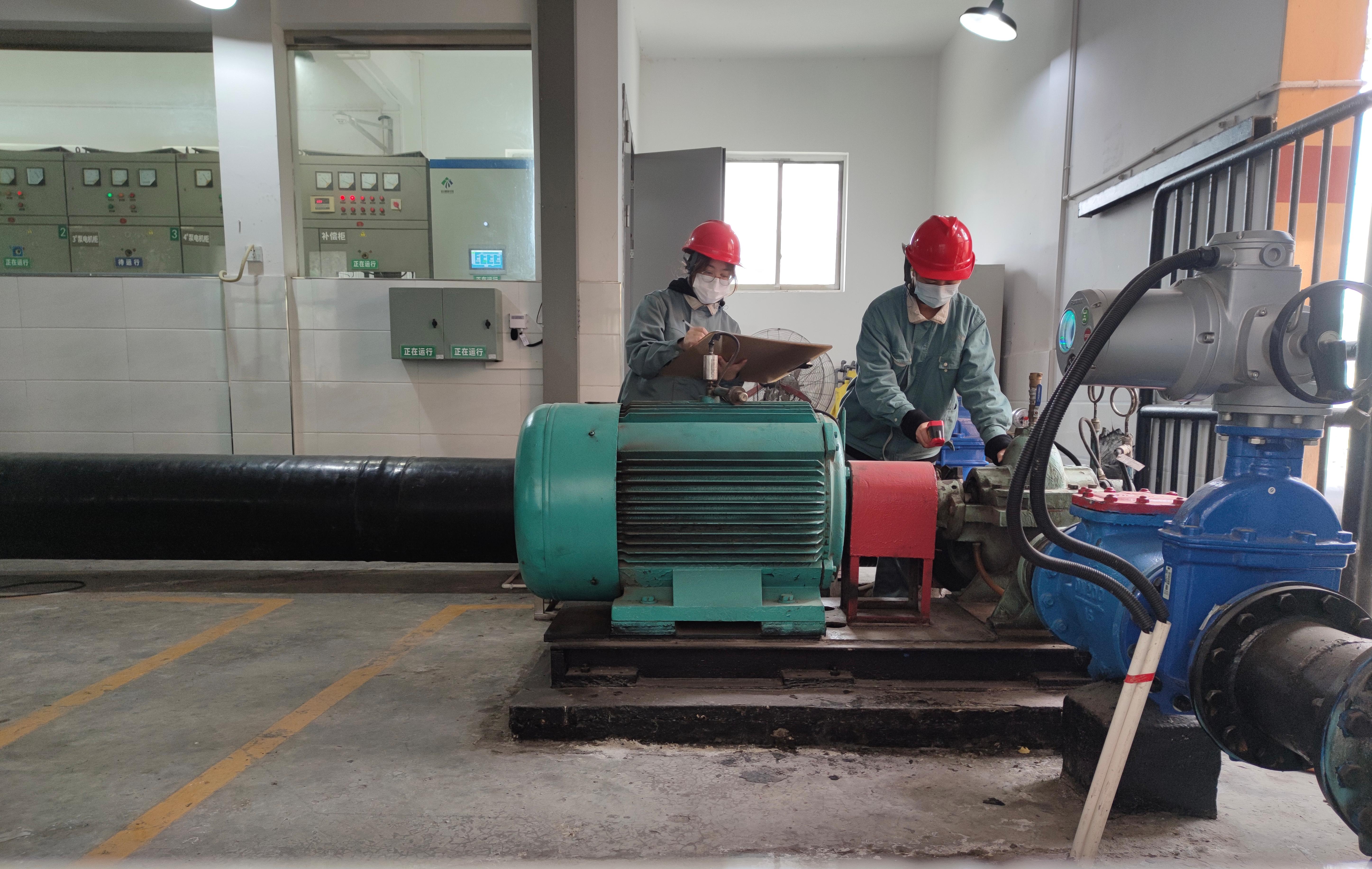 王佳佳和杨思琪正在巡检.jpg 王佳佳和杨思琪正在巡检.jpg