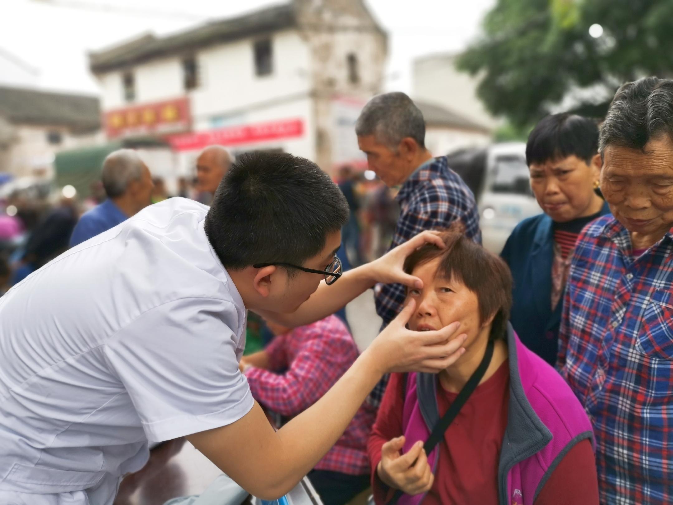 文龙 义诊2.jpg 文龙 义诊2.jpg