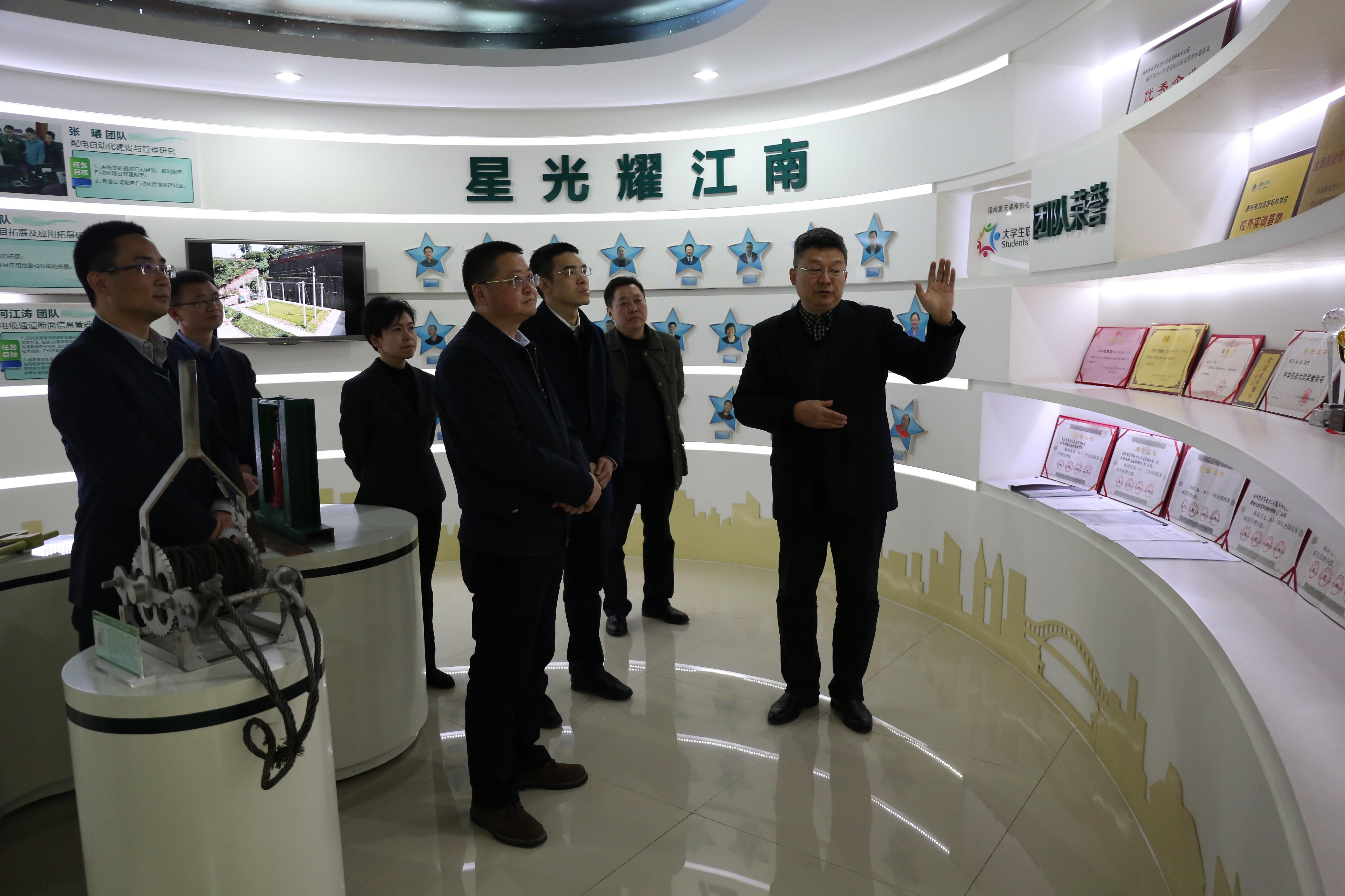 4参观张毅劳模创新工作室.jpg 4参观张毅劳模创新工作室.jpg