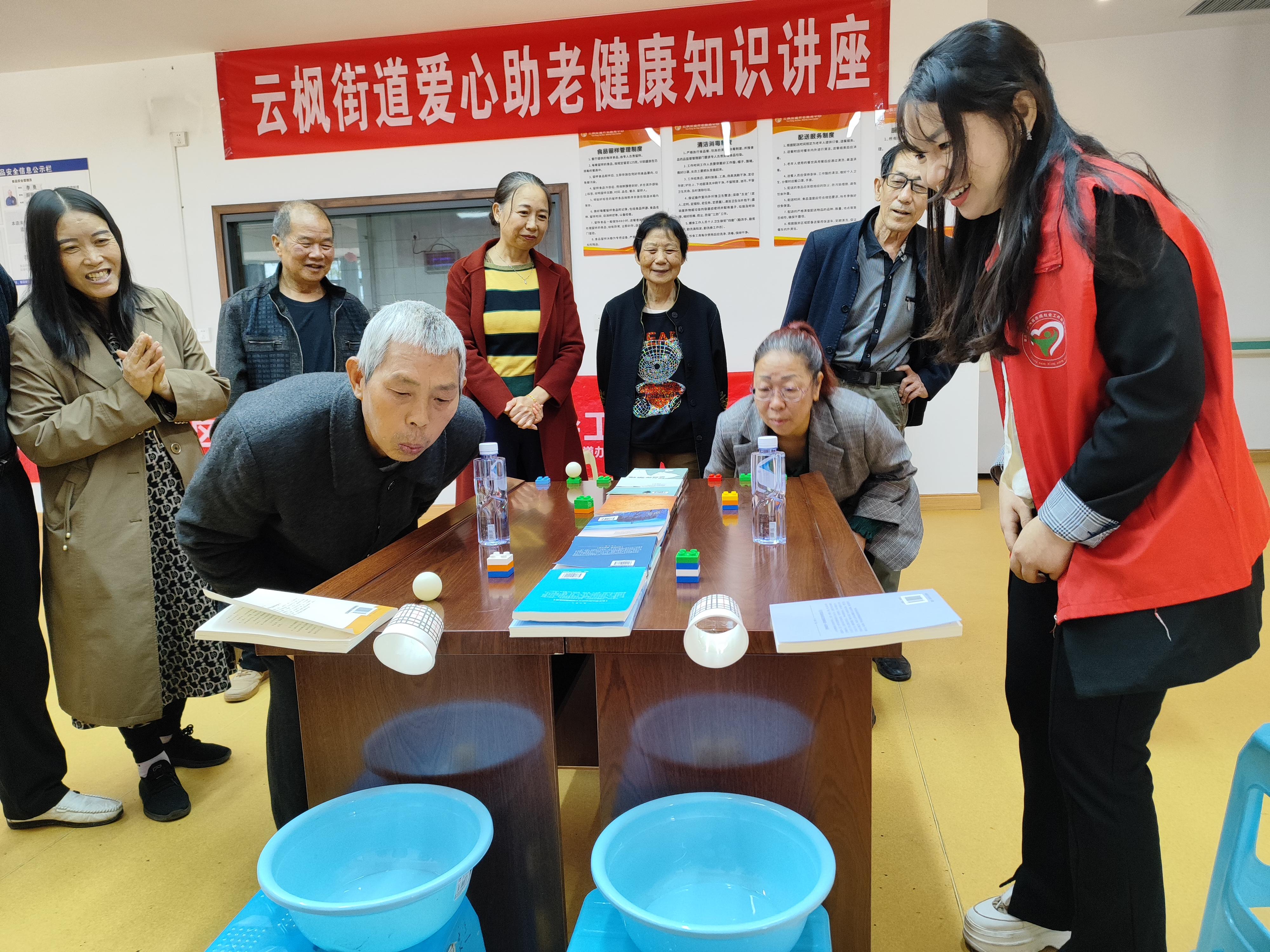 开州区云枫街道总工会开展“情暖重阳 爱心助困”活动2.jpg 开州区云枫街道总工会开展“情暖重阳 爱心助困”活动2.jpg