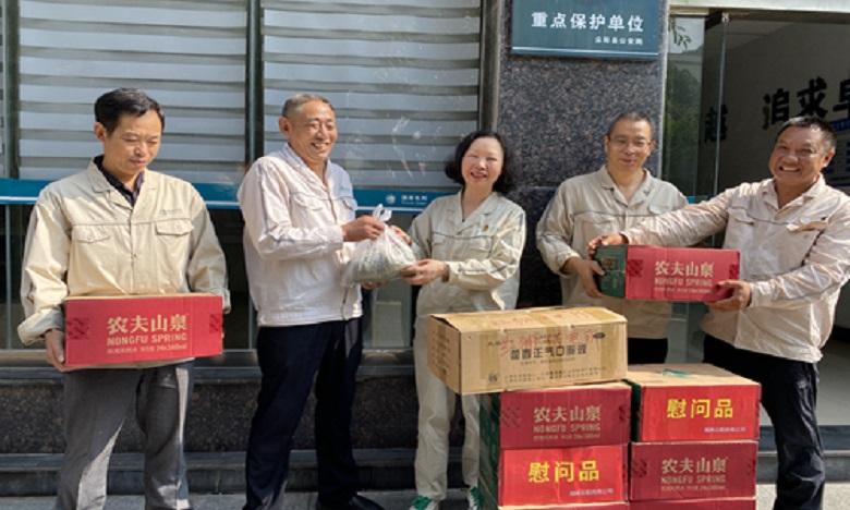 国网云阳供电公司开展炎夏送清凉慰问活动照片3.jpg 国网云阳供电公司开展炎夏送清凉慰问活动照片3.jpg