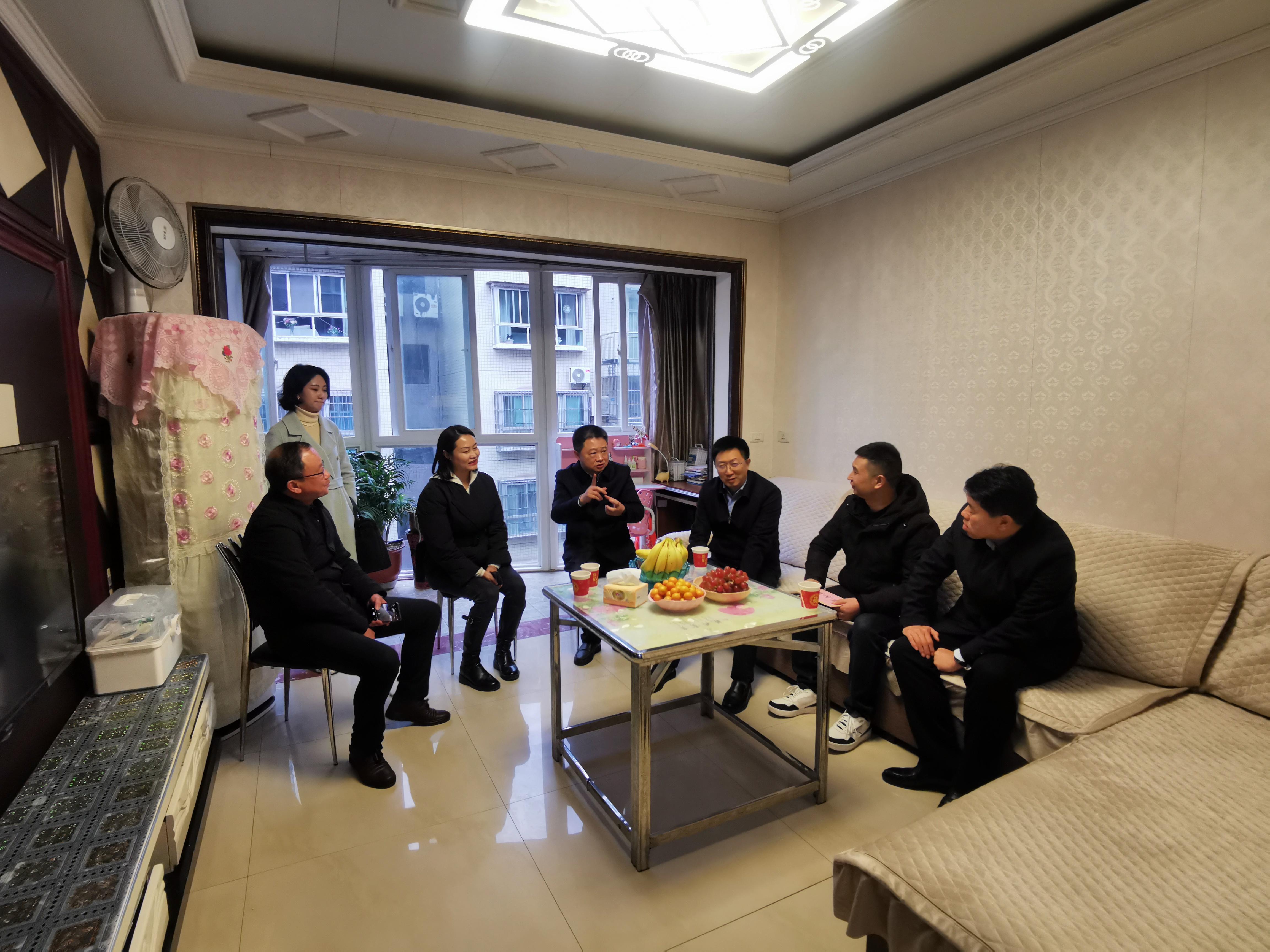 市总工会党组书记余季平一行到开州区送温暖并开展调研活动2.jpg 市总工会党组书记余季平一行到开州区送温暖并开展调研活动2.jpg