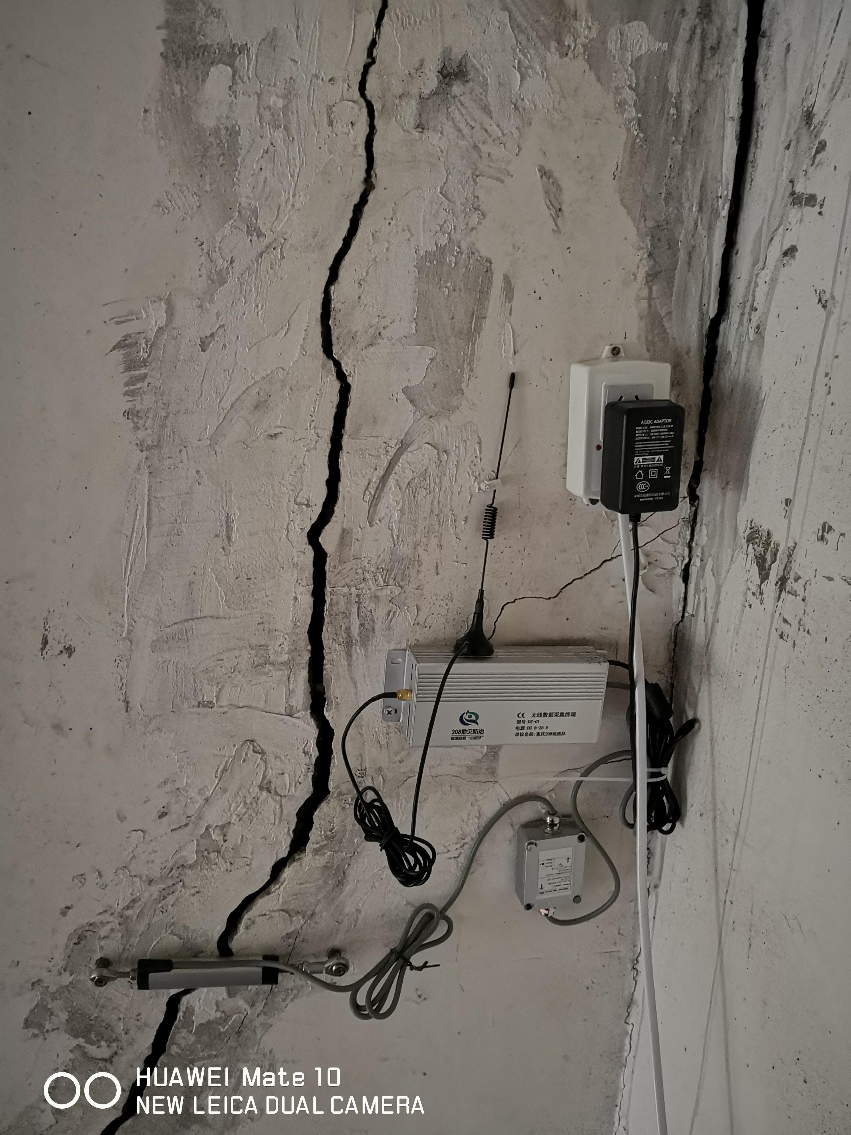 208队在北碚区安装的自动化裂缝监测仪.jpg 208队在北碚区安装的自动化裂缝监测仪.jpg