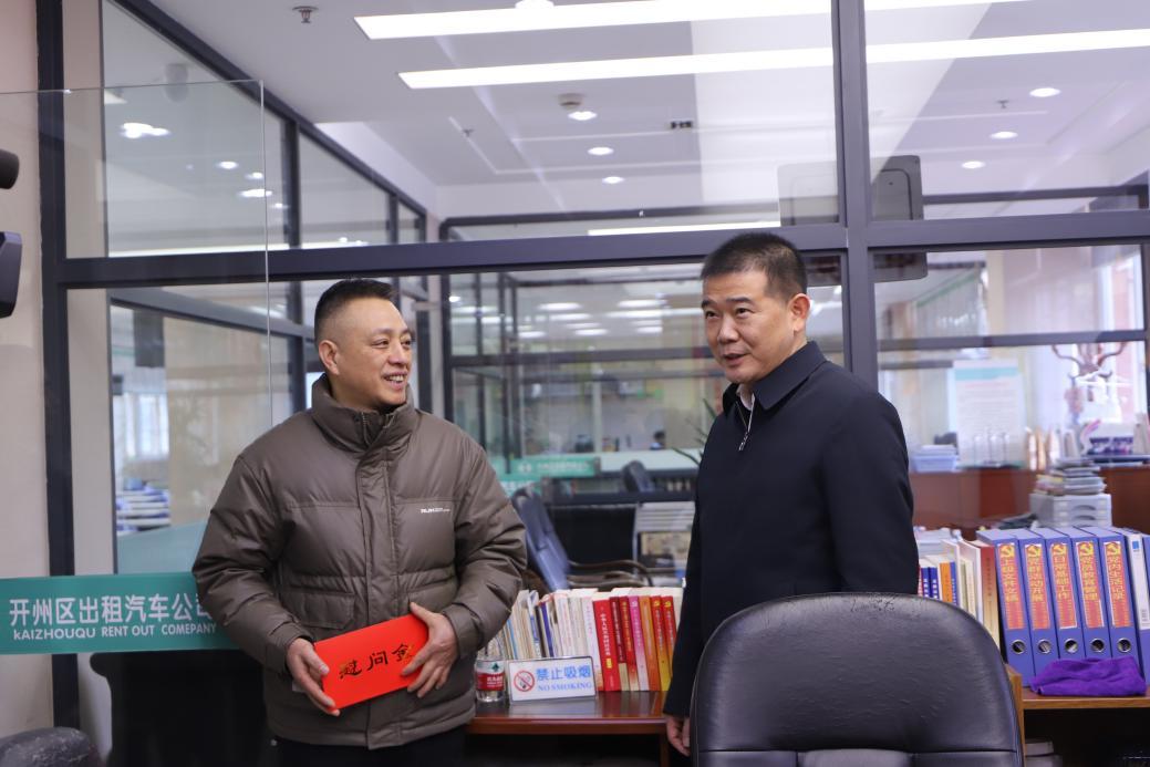 开州区委区政府主要领导走访慰问%0D%0A一线职工和劳模代表2.jpg 开州区委区政府主要领导走访慰问%0D%0A一线职工和劳模代表2.jpg