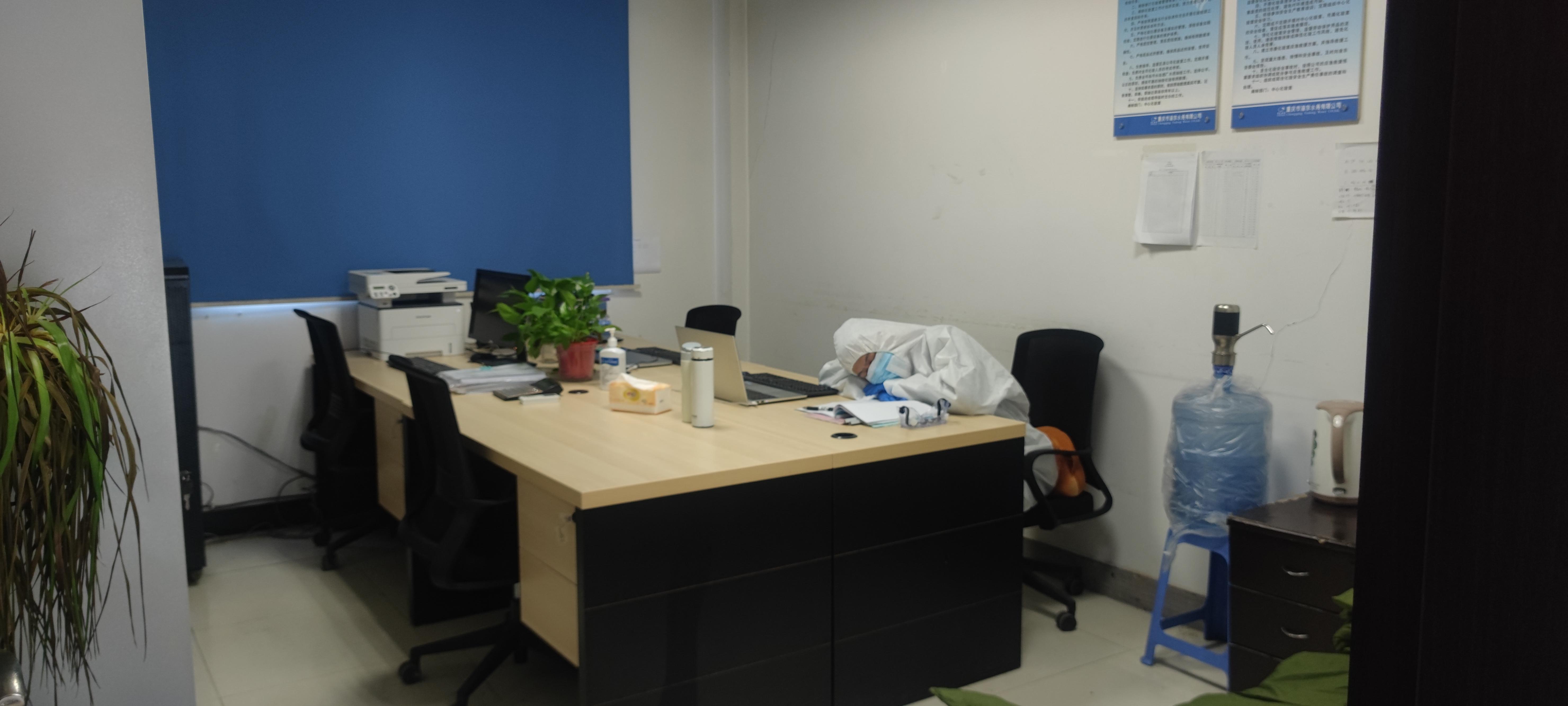 11月25日凌晨,申污厂氨氮数据异常,张伟应急处理后爬在办公室休息。.jpg 11月25日凌晨,申污厂氨氮数据异常,张伟应急处理后爬在办公室休息。.jpg