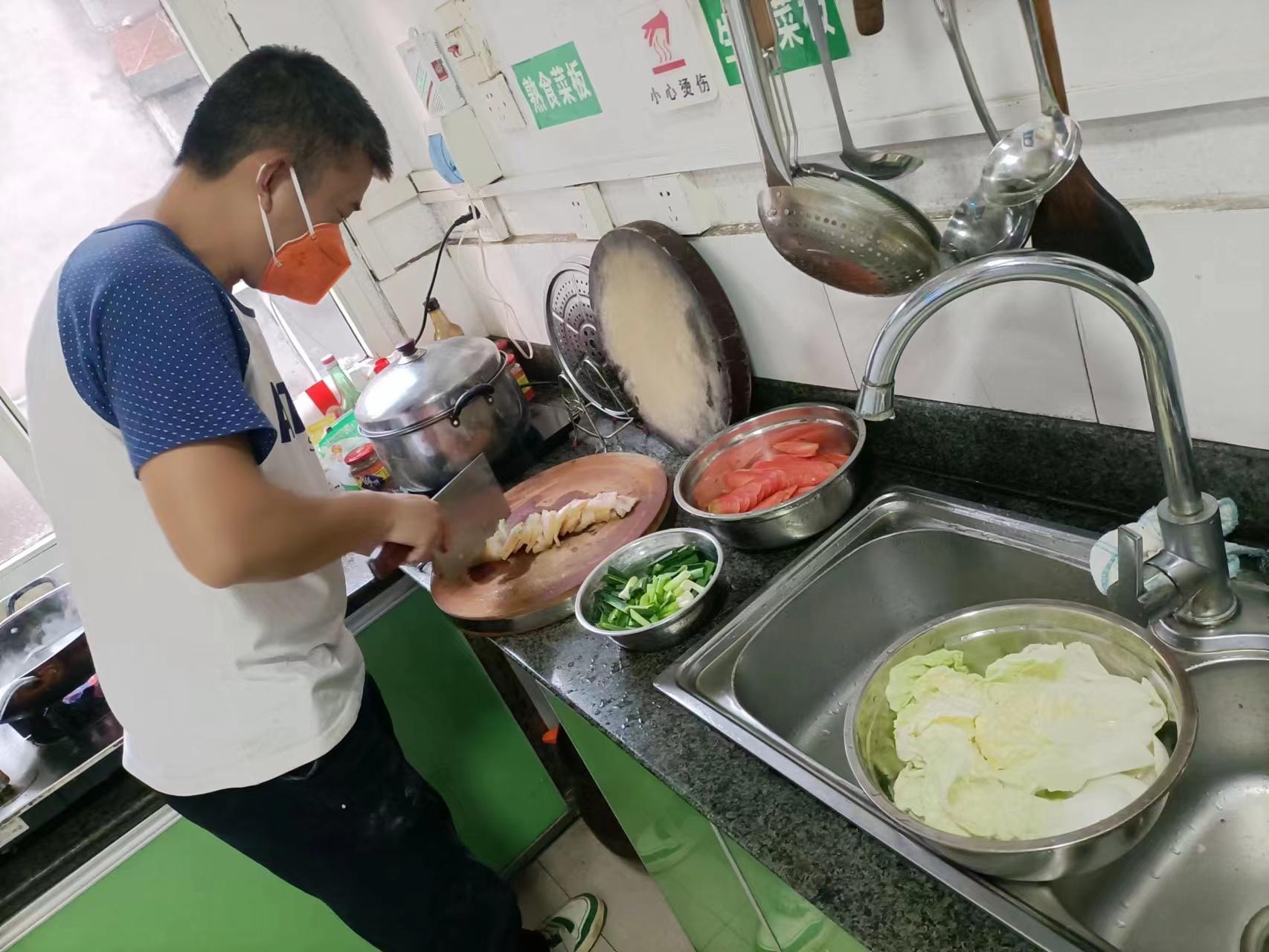 王渊为同事准备可口饭菜.jpg 王渊为同事准备可口饭菜.jpg