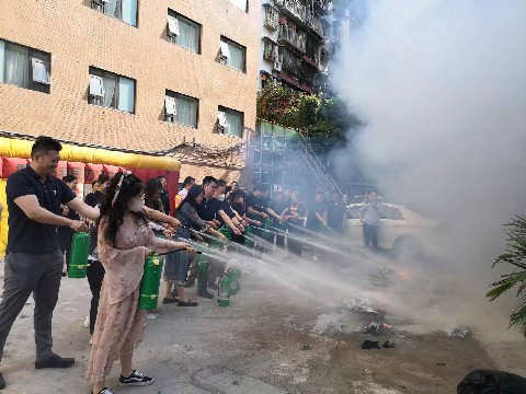 灭火演练_副本.jpg 灭火演练_副本.jpg