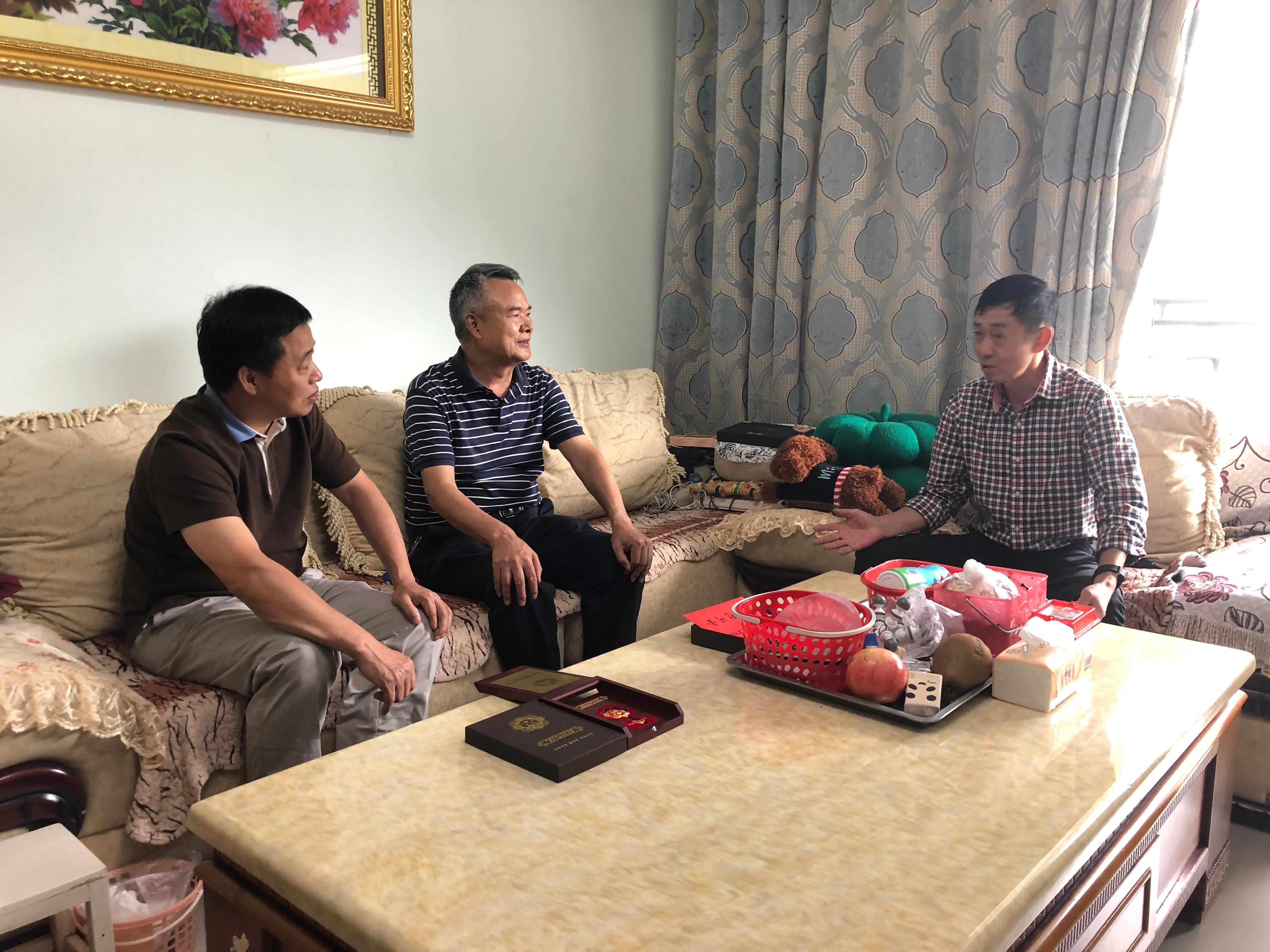 慰问劳模1.jpg 慰问劳模1.jpg