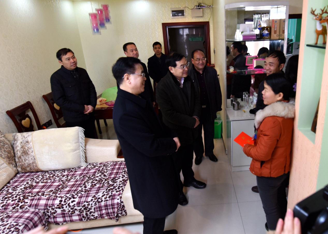 渝北总工会新春送关怀.jpg 渝北总工会新春送关怀.jpg