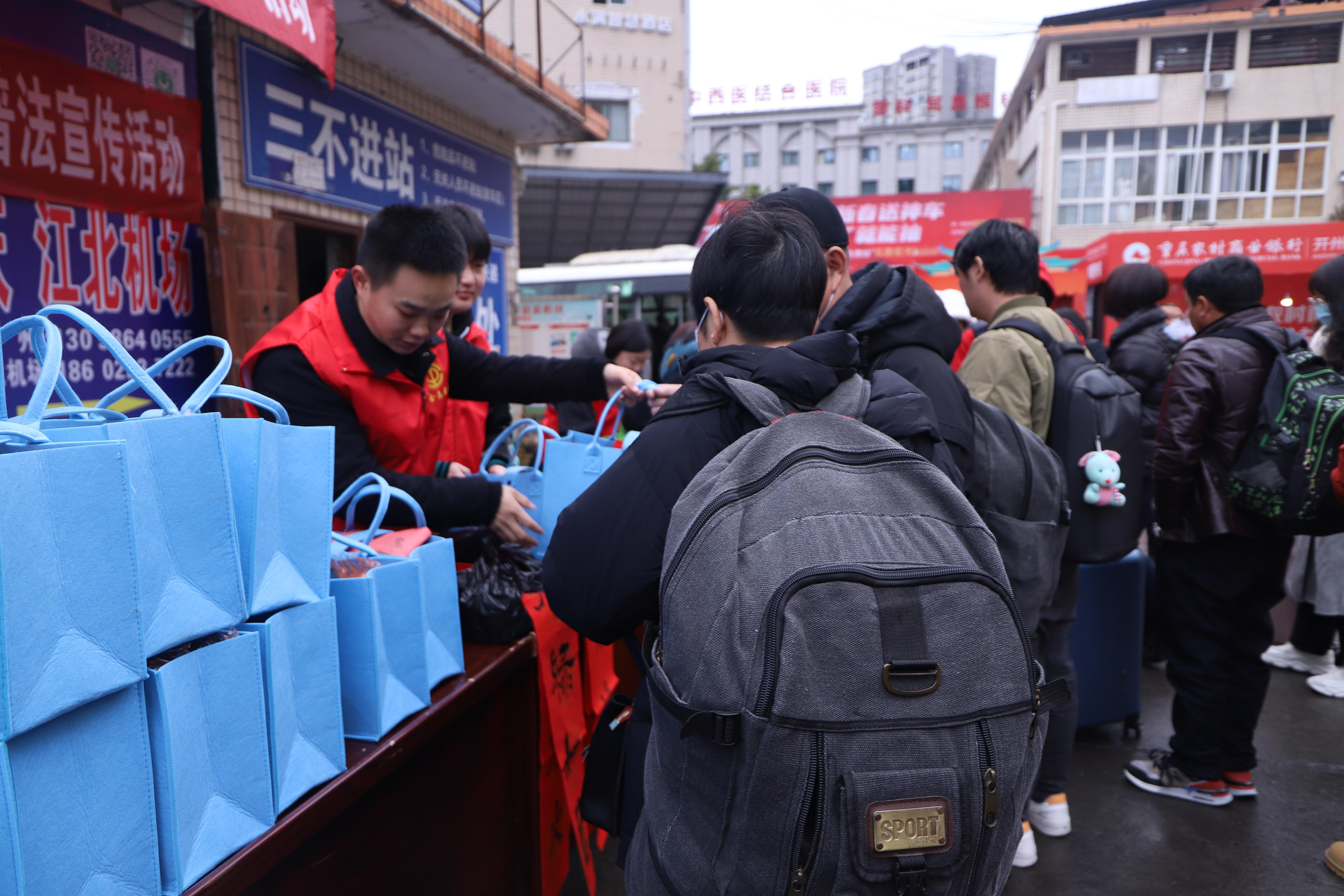 开州区总工会开展“春风送法律 平安万里行”普法宣传暨“送温暖”活动3.jpg 开州区总工会开展“春风送法律 平安万里行”普法宣传暨“送温暖”活动3.jpg