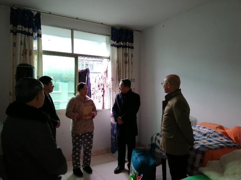 人大主任黄朝忠慰问汽运公司困难职工陈姜慧.jpg 人大主任黄朝忠慰问汽运公司困难职工陈姜慧.jpg