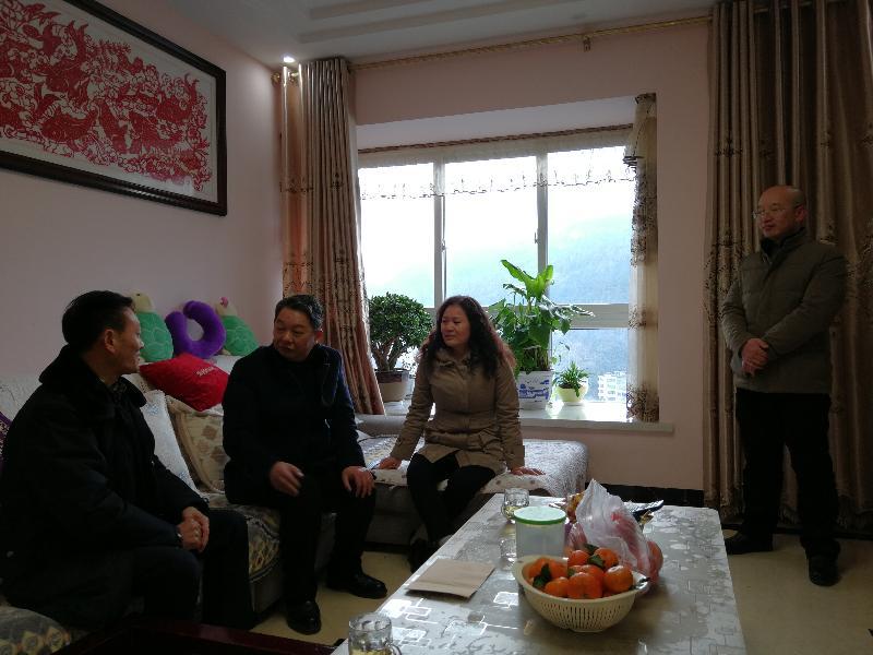 人大主任黄朝忠慰问司法局劳动模范冉碧玉.jpg 人大主任黄朝忠慰问司法局劳动模范冉碧玉.jpg