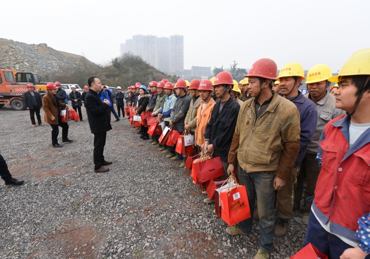 渝北区总工会深入工地、车站送温暖1.jpg