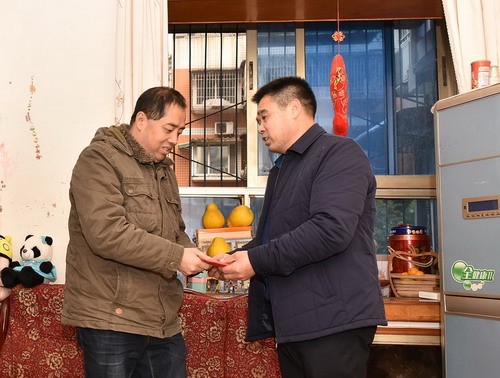 222城投路桥公司送温暖.jpg