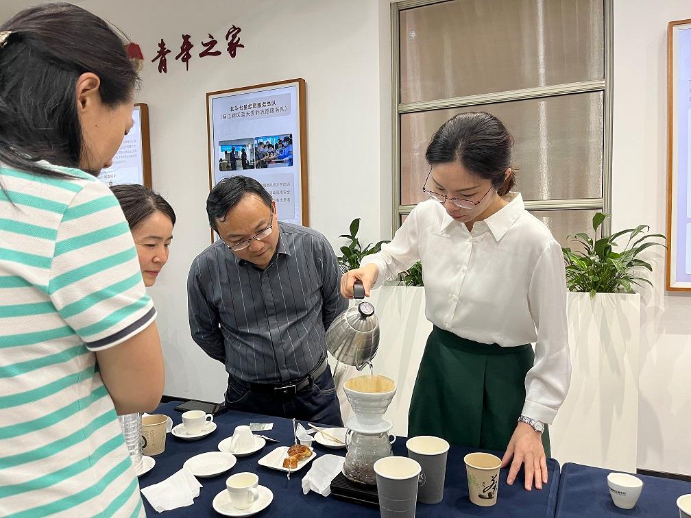 职工现场体验制作咖啡.jpg