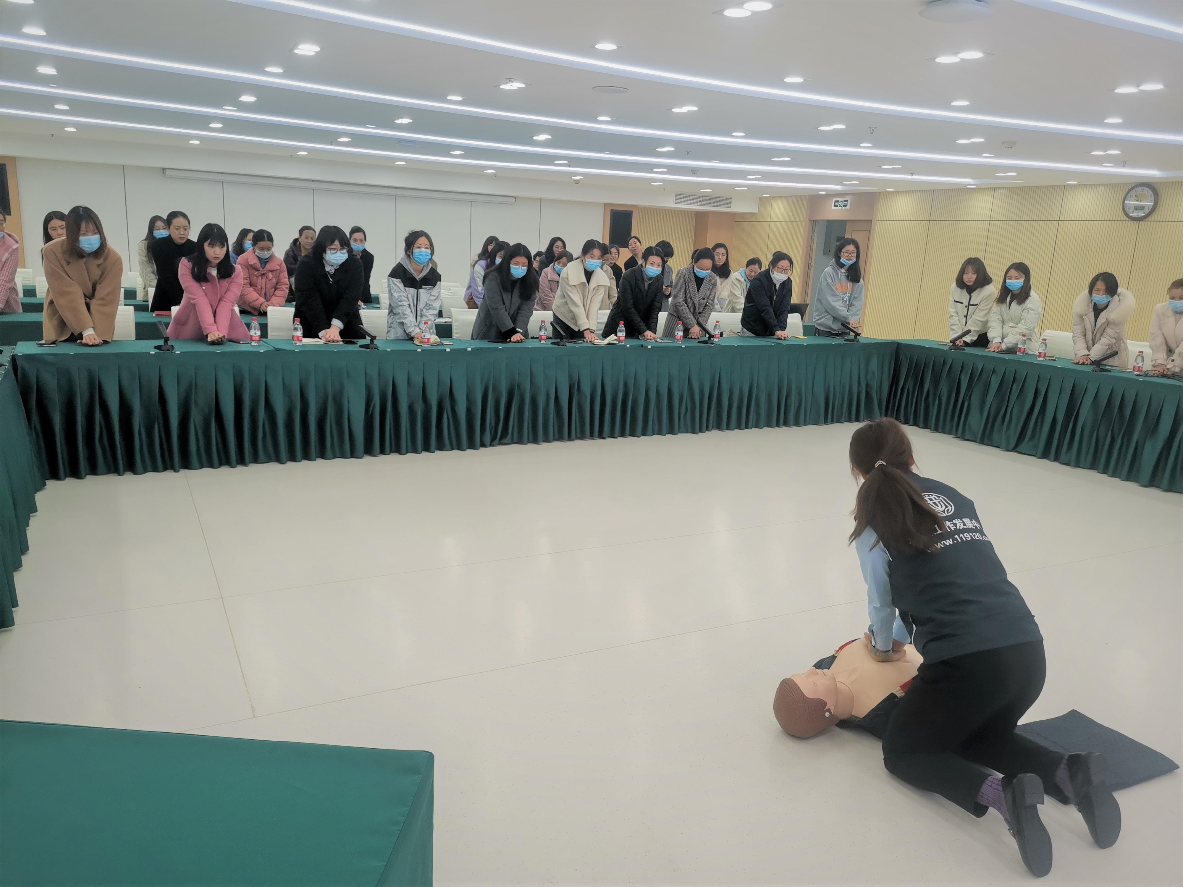 大竹林街道总工会开展“巾帼健康”女职工健康知识公益讲座 (5).jpg