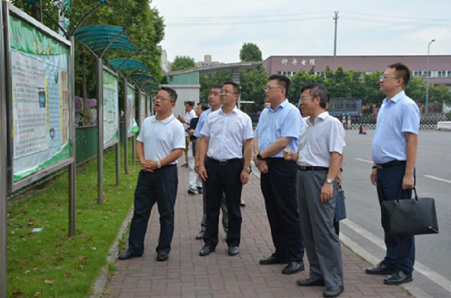 第十次全国企业民主管理工作调研检查组在顾地塑胶电器有限公司查看厂务公开栏（中图）.jpg