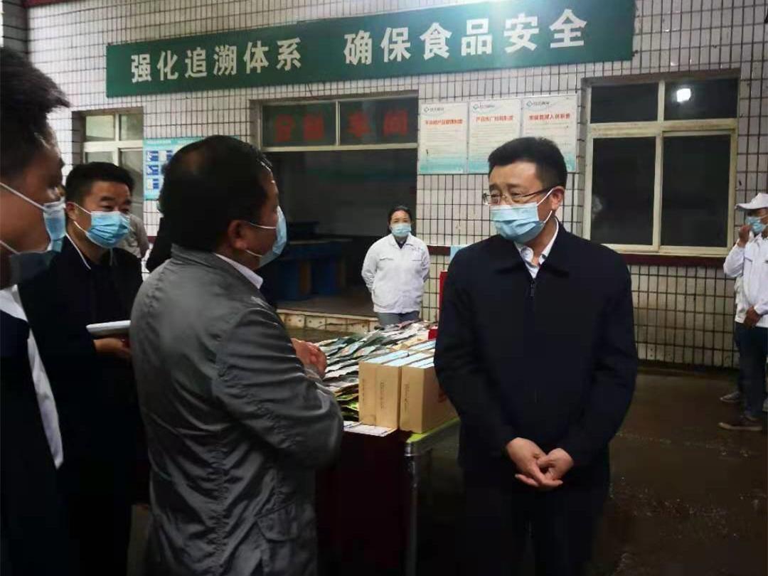 开州区委书记蒲彬彬五一节前看望慰问一线工人代表2_副本.jpg