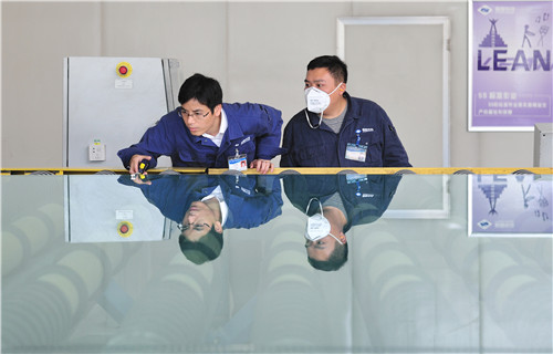 25毫厘间的追求 曹林 摄.jpg