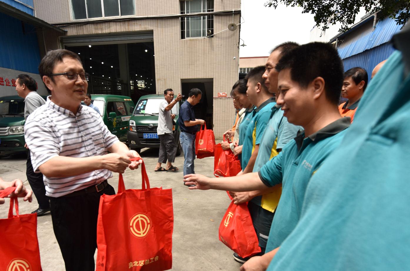 渝北区总工会开展“夏送清凉”慰问活动1.png