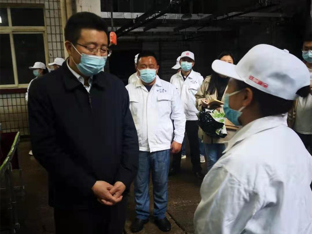 开州区委书记蒲彬彬五一节前看望慰问一线工人代表1_副本.jpg