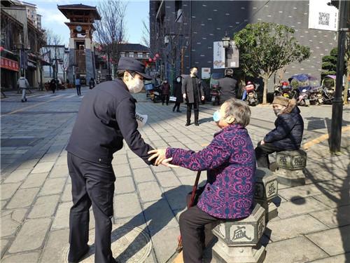 王令囡在辖区宣传疫情防控.jpg