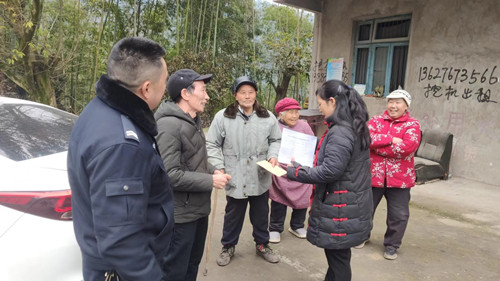 慰问困难党员.jpg
