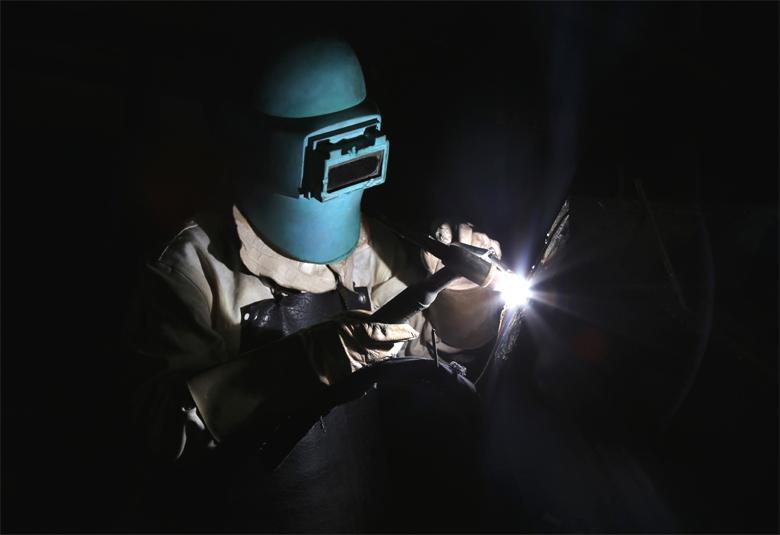 （大图）13668471766＋苏帮勤＋《弧光闪耀铸匠心》 拷贝.jpg