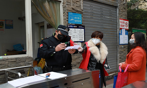 2北碚区妇联工会干部协助小区物业开展疫情防控工作 _副本.jpg